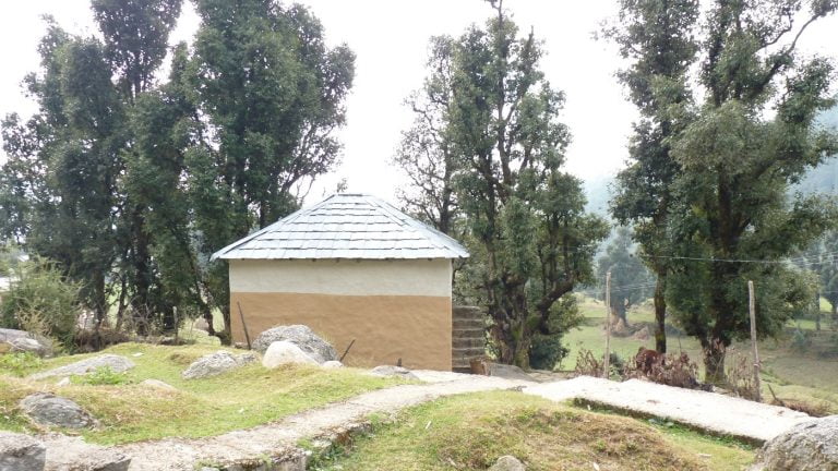 a small building in a grassy area